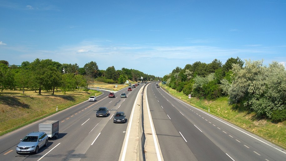 Słowacja zaostrza przepisy drogowe. Wyższe mandaty i nowe zasady dla pieszych /Shutterstock