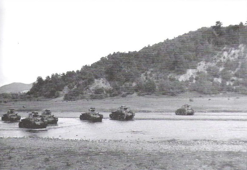 Słowackie lekkie czołgi LT vz. 35 podczas przekraczania rzeki Jasiołki we wrześniu 1939 roku /Wikimedia Commons – repozytorium wolnych zasobów /INTERIA.PL/materiały prasowe