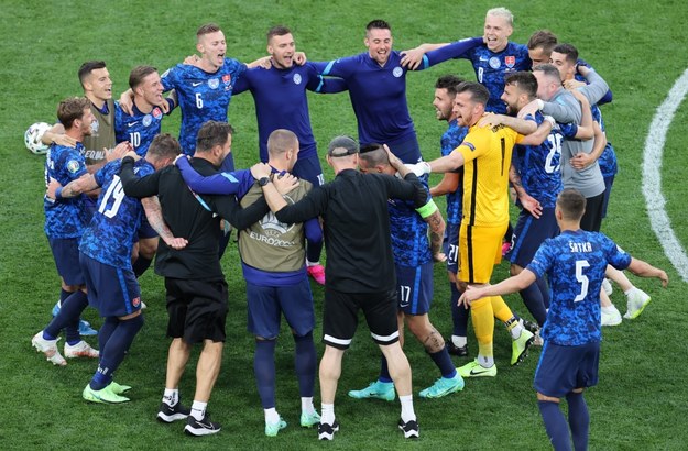 Słowacy cieszą się po wygranym meczu z Polakami /Anton Vaganov / POOL /PAP/EPA