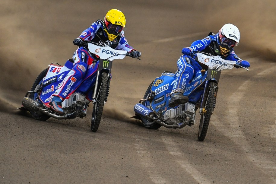 Słowak Martin Vaculik (kask żółty) i Polak Bartosz Zmarzlik (biały) podczas żużlowego Grand Prix Polski w Lublinie /Wojtek Jargiło /PAP