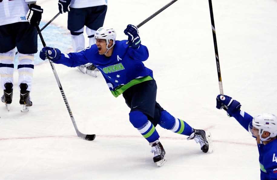 Słoweniec Marcel Rodman (w środku) cieszy się z gola w meczu ze Słowacją /ANATOLY MALTSEV  /PAP/EPA