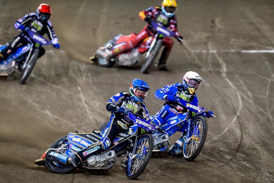 Słoweniec Matej Zagar (kask czerwony), Australijczyk Jason Doyle (niebieski), Polak Bartosz Zmarzlik (biały) i Australijczyk Max Fricke (żółty) podczas żużlowego Grand Prix Polski w Toruniu. /Tytus Żmijewski /PAP
