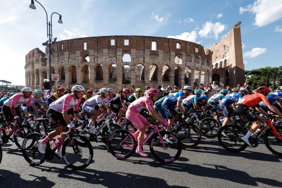 Słoweniec Tadej Pogacar (UAE Team Emirates) zwyciężył w 107. edycji wyścigu kolarskiego Giro d'Italia /GIUSEPPE LAMI /PAP/EPA