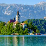 Słoweńskie jezioro Bled. Wizytówka kraju przyciąga turystów z Europy