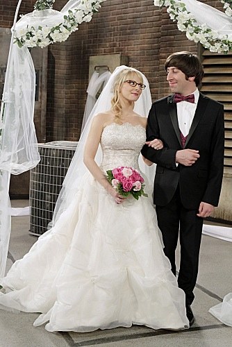 Ślub Howarda (Simon Helberg) i Bernadette (Melissa Rauch) /Michael Yarish/CBS 2012 CBS Broadcasting, Inc. /materiały prasowe