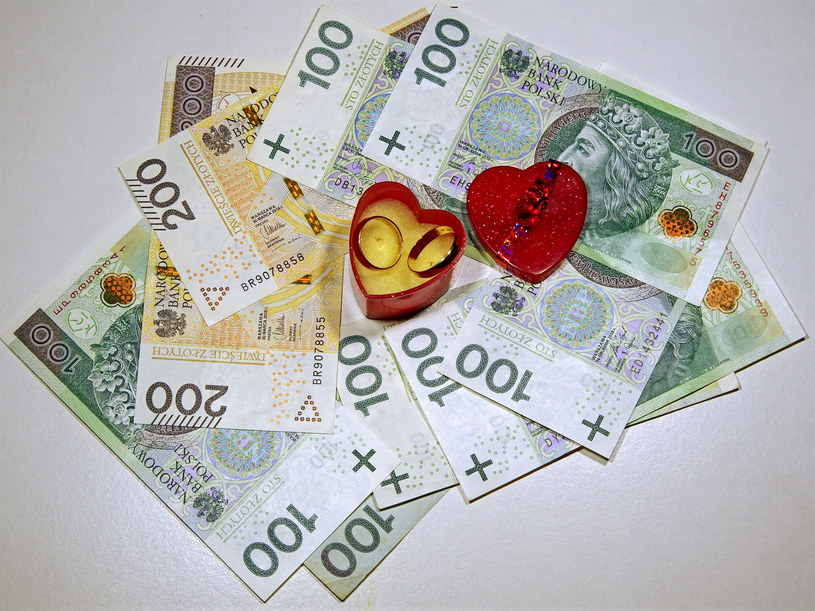 Ślub i wesele to duże przedsięwzięcie finansowe. Z jakimi kosztami musi liczyć się para młoda? /Marek BAZAK/East News /East News