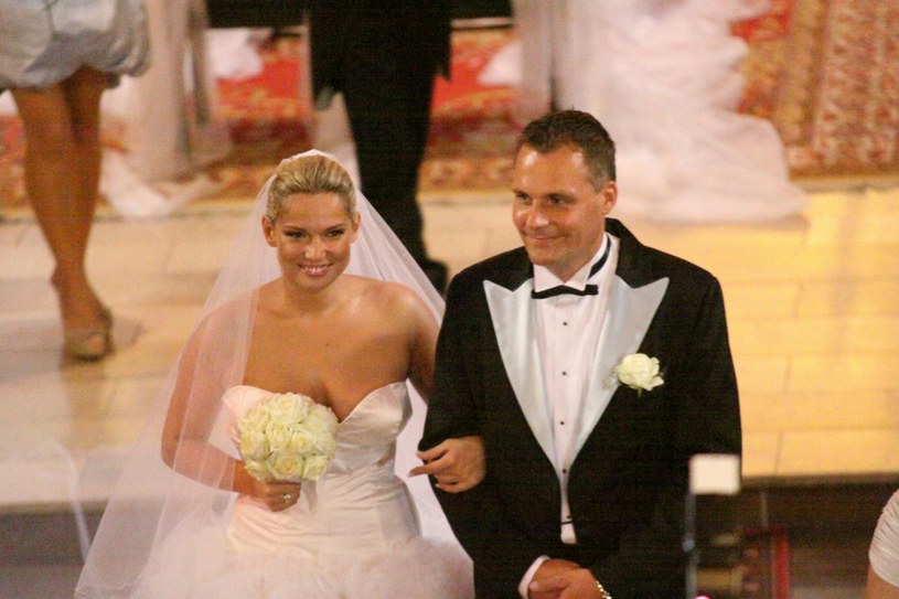 Ślub Joanny Liszowskiej (zdjęcie wykonane przez paparazzi) /Radoslaw SALACINSKI/East News /East News