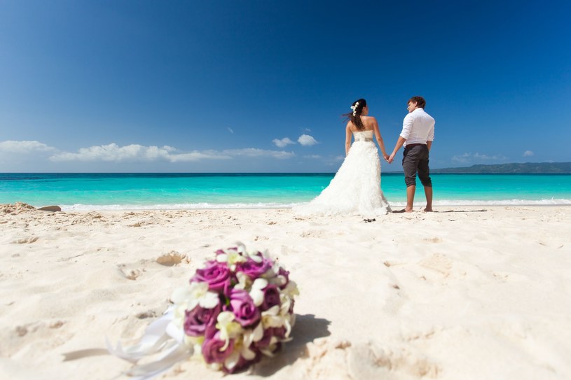Ślub na rajskiej plaży to marzenie coraz większej liczby par /123RF/PICSEL