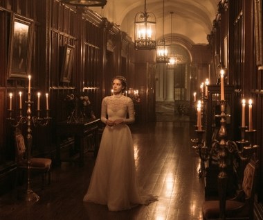 Ślub przebiega bez większych komplikacji, ale w ramach przyjęcia zaplanowano specjalną atrakcję dla panny młodej. Grace - wciąż w sukni ślubnej - niespodziewanie dołącza do swojego nowego męża i teściów na spotkaniu o północy, aby wziąć udział w zabawie, którą nazywają tradycyjną rodzinną grą. Jako nowy członek rodziny musi wyciągnąć kartę z talii, aby określić, w jaką grę wszyscy będą grać - ponieważ w powietrzu wyczuwalne staje się pewne napięcie, Grace nieświadomie wybiera rzadką kartę: „Zabawa w chowanego”. W kilka chwil po rozpoczęciu gry Grace musi rozstać się z Alexem i schować się w jakimś miejscu na terenie rodzinnej posiadłości. Inni spróbują ją znaleźć przed wschodem słońca…