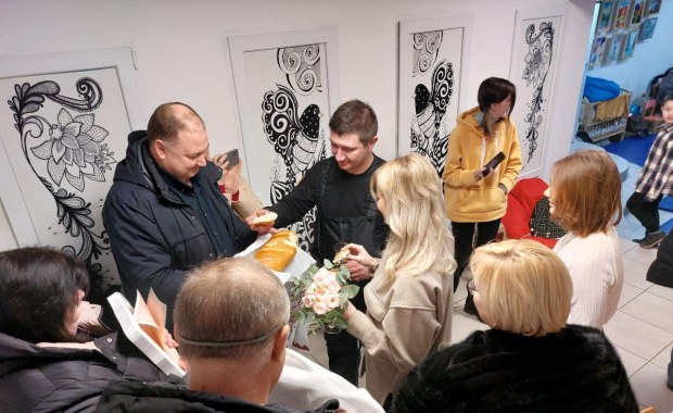 Ślub w Awanhard. Para ceremonię musiała przenieść do schronu