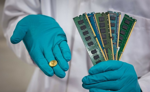 Ślubne obrączki, pierścionki zaręczynowe. Tak powstaje biżuteria z e-odpadów