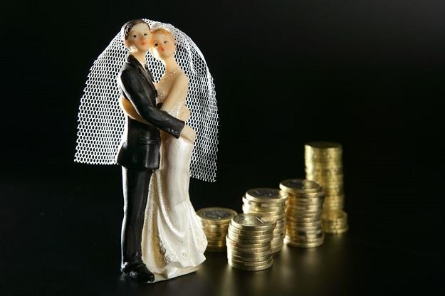 Ślubne prezenty i koperty - kiedy podlegają opodatkowaniu? /&copy;123RF/PICSEL