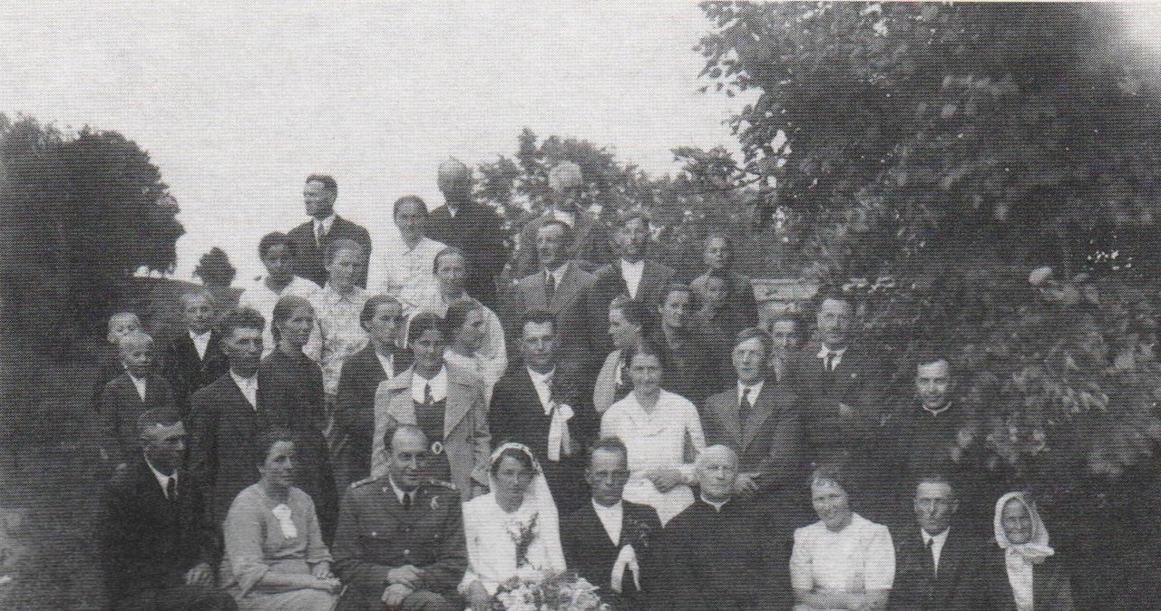 Ślubne zdjęcie Juli Haberek (siostry Franciszka) i Stanisława Wachowicza z 1937 roku, tuż obok pary młodej Franciszek /Wikimedia