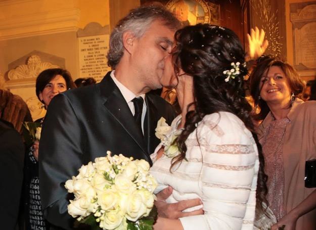 Ślubny pocałunek Andrei Bocelliego i Veroniki Berti - fot. New Press Photo /Splashnews