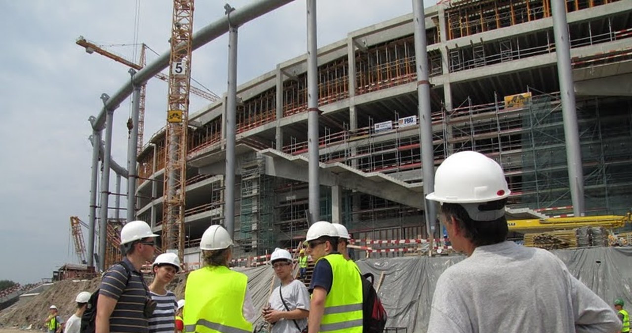 Słuchacze na budowie Stadionu Narodowego