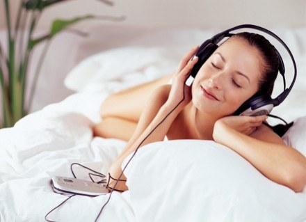 Słuchając muzyki często mimowolnie zamykamy oczy. /INTERIA.PL
