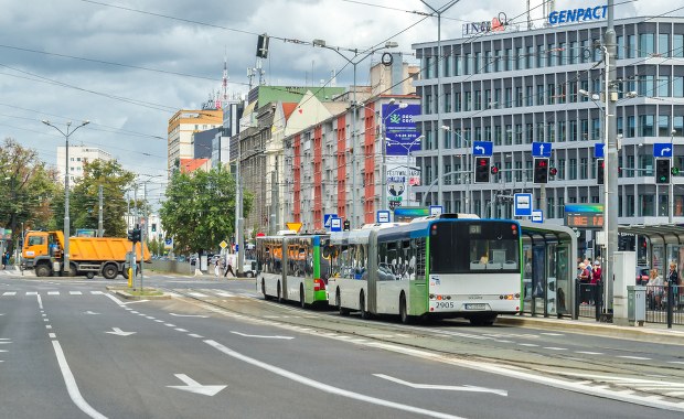Słuchał głośnej muzyki w autobusie. Uderzył mężczyznę, który zwrócił mu uwagę