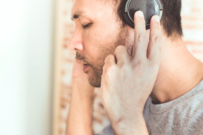 Słuchanie głośnej muzyki lub wprost przeciwnie, nadwrażliwość na dźwięki, mogą sugerować zaburzenia SI /123RF/PICSEL