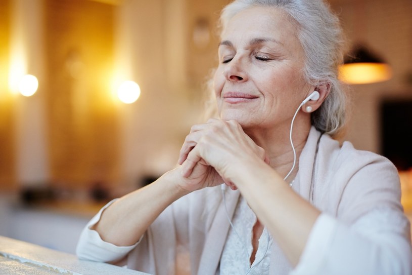 Słuchanie muzyki poprawia funkcjonowanie mózgu i może opóźnić objawy związane z chorobą Alzheimera /123RF/PICSEL