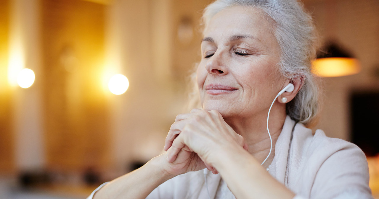 Słuchanie muzyki poprawia funkcjonowanie mózgu i może opóźnić objawy związane z chorobą Alzheimera /123RF/PICSEL