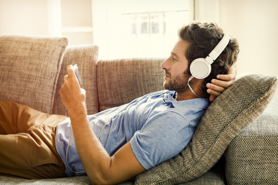 Słuchawki nauszne są najbezpieczniejsze, ponieważ mają największą powierzchnię /Shutterstock