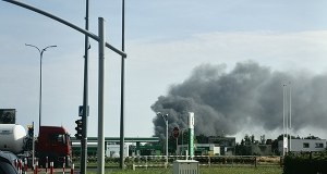 Słup dymu nad Tychami. Pali się składowisko odpadów