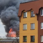 „Słup ognia jest na 5 metrów”. Płonęła hala w Dąbrowie Górniczej