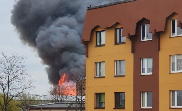 „Słup ognia jest na 5 metrów”. Płonęła hala w Dąbrowie Górniczej
