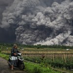 Słup popiołu na wysokość 13 km. Erupcja zmusiła mieszkańców do ucieczki