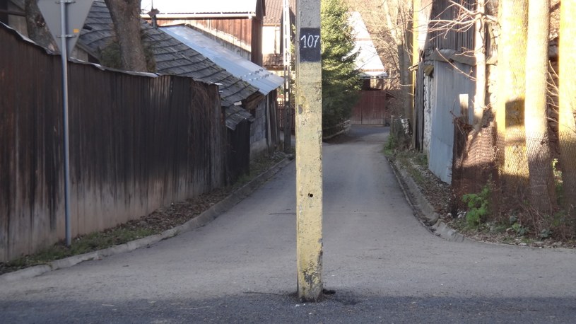 Słup pośrodku drogi? A czemu nie? /INTERIA.PL