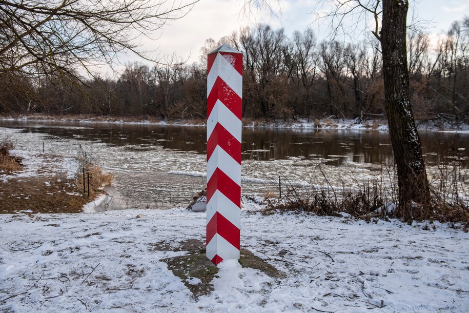 Słupek graniczny przy granicy polsko-białoruskiej w okolicy Terespola. /Wojtek Jargiło /PAP