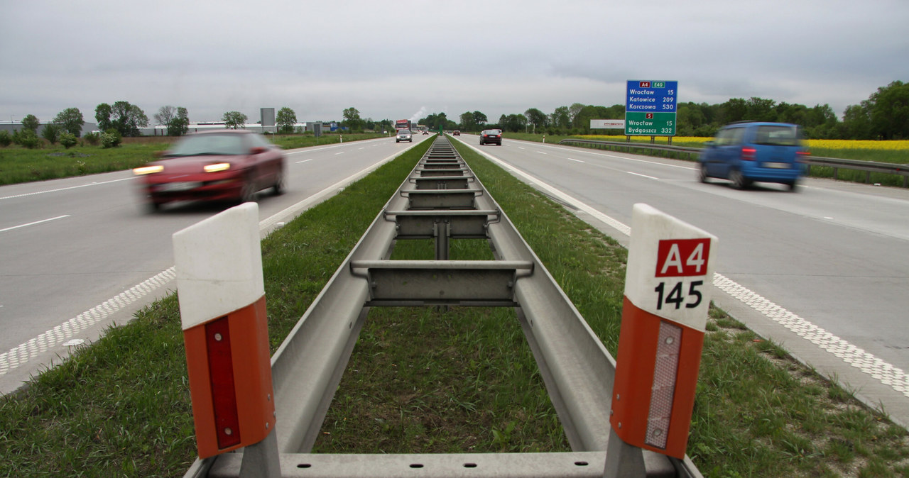 Słupki pikietażowe przy autostradzie A4 /Łukasz Jóźwiak /East News