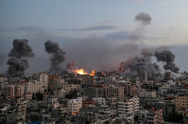 Słupy dymu po nalocie w Strefie Gazy /MOHAMMED SABER  /PAP/EPA