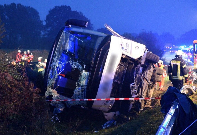 Służba konsularna jest w kontakcie z miejscowymi władzami po wypadku polskiego autokaru w Niemczech /Daniel Bockwoldt /East News