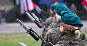 Służba wojskowa ponownie obowiązkowa? Szef BBN: Musimy ją odwiesić