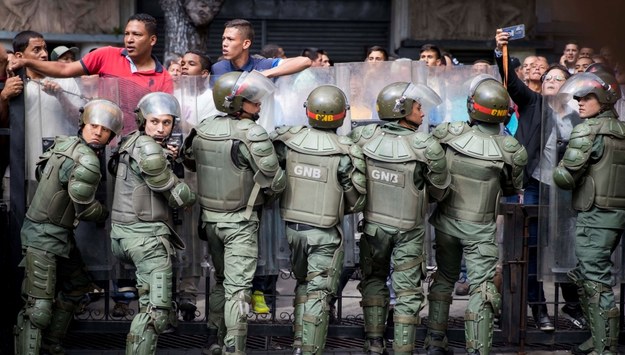 Służby bezpieczeństwa blokują wejście do parlamentu Wenezueli /Miguel Gutierrez /PAP/EPA