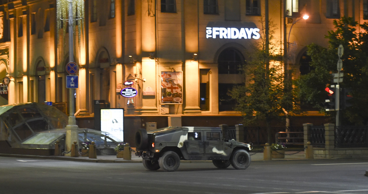 Służby bezpieczeństwa używają nawet wojskowych amerykańskich Humvee /Getty Images