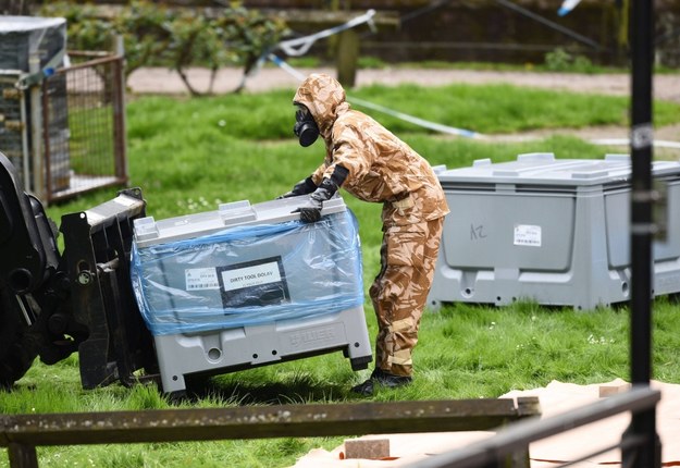 Służby chemiczne na miejscu ataku w Salisbury /Ben Birchall    /PAP/PA