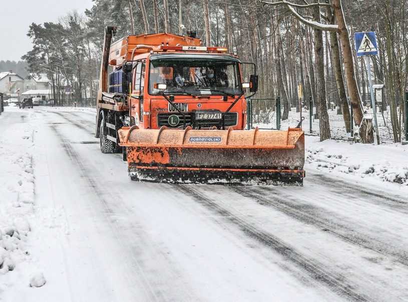 Służby drogowe mają określony czas na odśnieżenie dróg. /PIOTR JEDZURA/REPORTER /East News