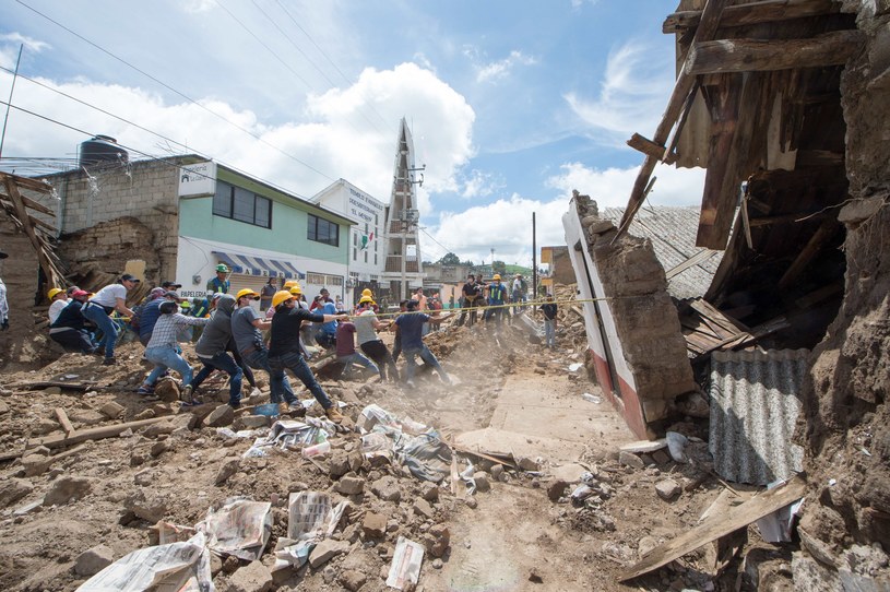 Służby i mieszkańcy Meksyku walczą ze skutkami trzęsienia ziemi /MARIO VAZQUEZ /AFP
