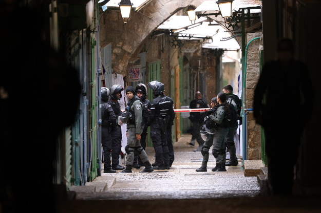 Służby izraelskie zabezpieczają miejsce ataku /YONANTA SINDEL /PAP/EPA