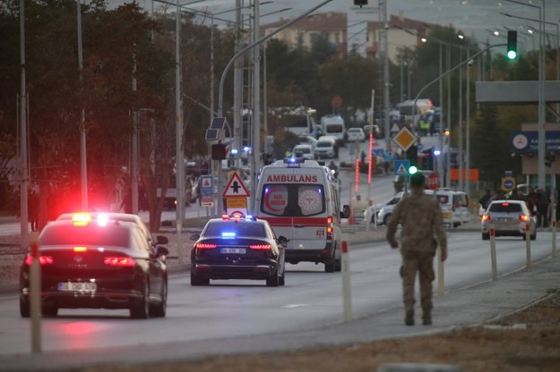 Służby jadące na miejsce ataku terrorystycznego /NECATI SAVAS /PAP/EPA