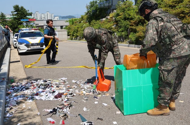 Służby Korei Południowej zbierają śmieci, które przyleciały balonami z Korei Północnej /YONHAP SOUTH KOREA /PAP/EPA