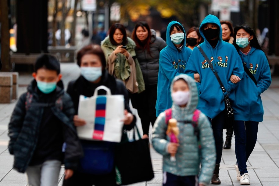 Służby medyczne Hongkongu poinformowały tymczasem w poniedziałek o wykryciu nowego koronawirusa u kolejnych trzech osób /RITCHIE B. TONGO /PAP/EPA