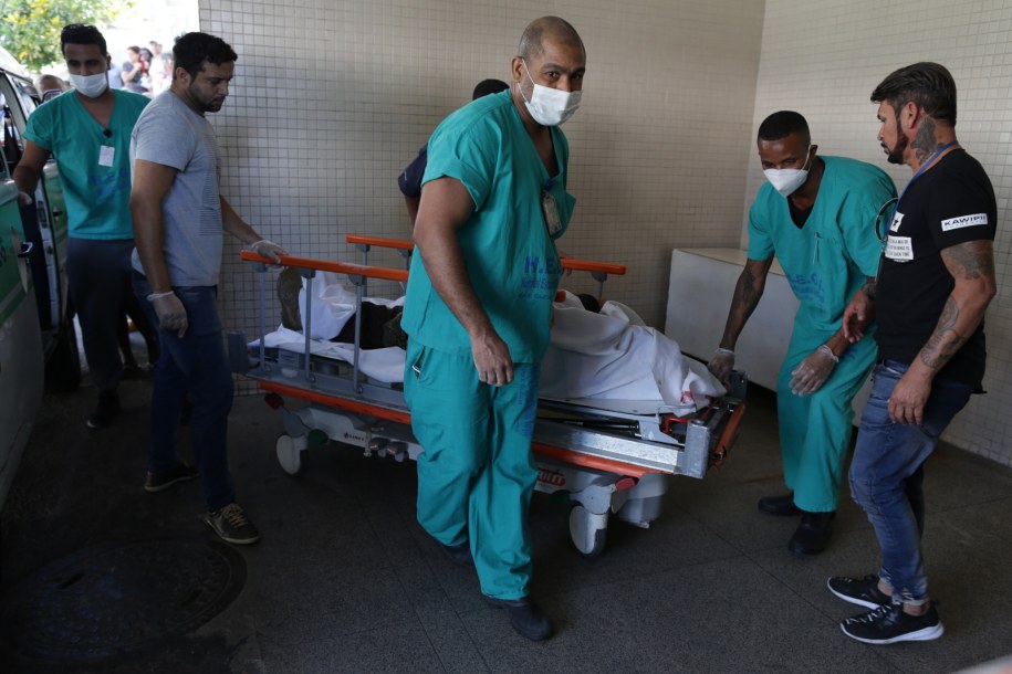 Służby medyczne transportują ciało po obławie w Vila Cruzeiro /Andre Coelho /PAP/EPA