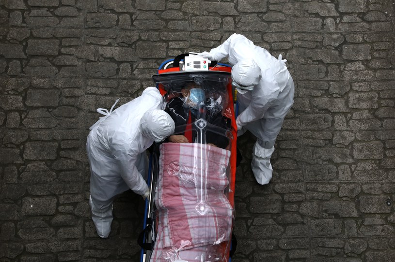 Służby medyczne w strojach ochronnych transportują pacjenta zakażonego SARS-CoV-2, zdjęcie archiwalne z Korei Płd. /Chung Sung-Jun /Getty Images