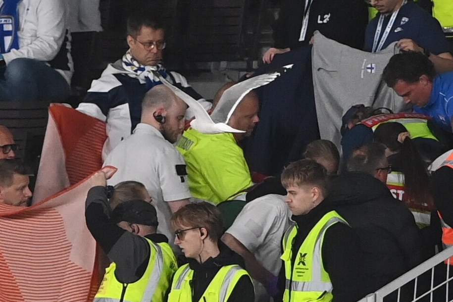 Służby medyczne w trakcie udzielania pomocy jednemu z kibiców podczas meczu Finlandia - Polska. /Piotr Nowak /PAP