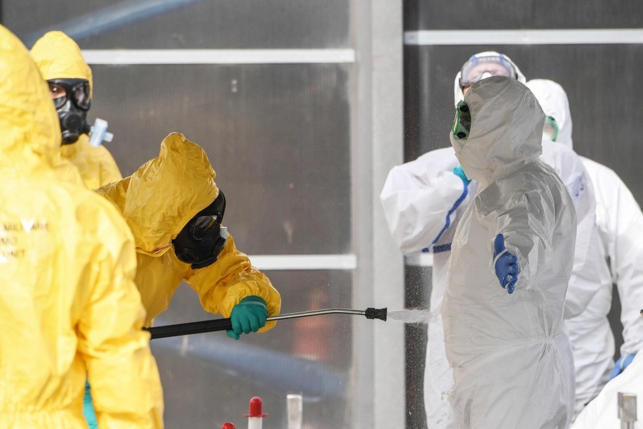 Służby medyczne we Włoszech /	ALESSANDRO DI MEO /PAP/EPA