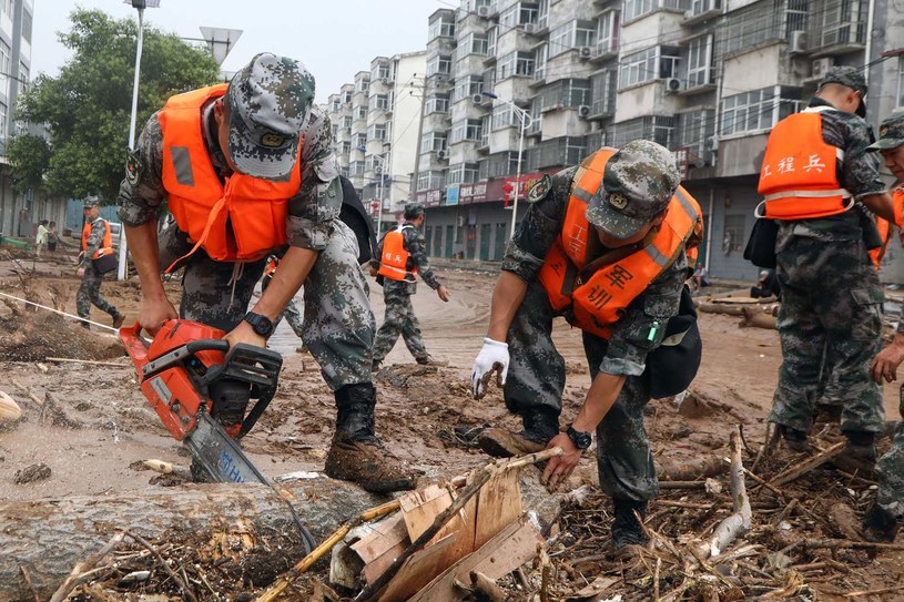 Służby meteorologiczne ostrzegają, że w wielu regionach Chin deszcz będzie padać przez najbliższe dni /NOEL CELIS /AFP