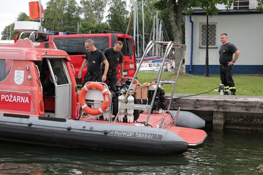 Służby MOPR na jeziorze Kisajno /Tomasz Waszczuk /PAP